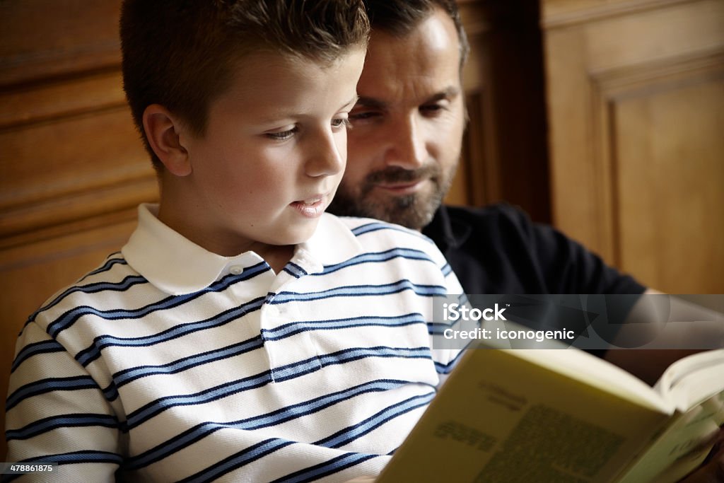 Vater und Sohn lesen - Lizenzfrei 10-11 Jahre Stock-Foto