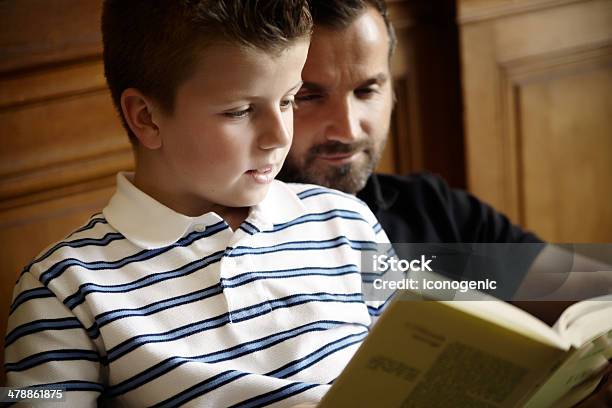 父と息子の読み取り - 10歳から11歳のストックフォトや画像を多数ご用意 - 10歳から11歳, 40-44歳, カジュアルウェア