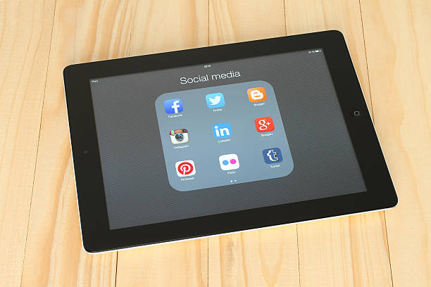 collezione di loghi popolare social media su schermo ipad - pinterest facebook twitter computer monitor foto e immagini stock