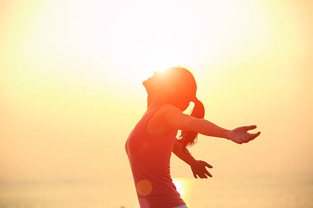 tifo donna apre le braccia al sunrise beach - donna profilo braccia alzate foto e immagini stock