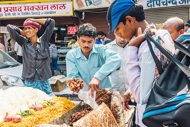 mercado de especiarias em delhi, índia - consumerism indian ethnicity india delhi imagens e fotografias de stock