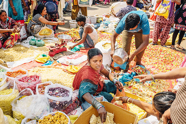 mulher vender massa no chadni chowk mercado de especiarias - consumerism indian ethnicity india delhi imagens e fotografias de stock