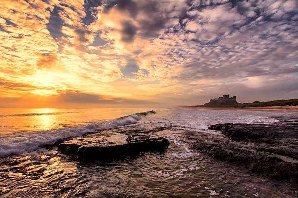 zamek bamburgh sunrise - bamburgh beach zdjęcia i obrazy z banku zdjęć