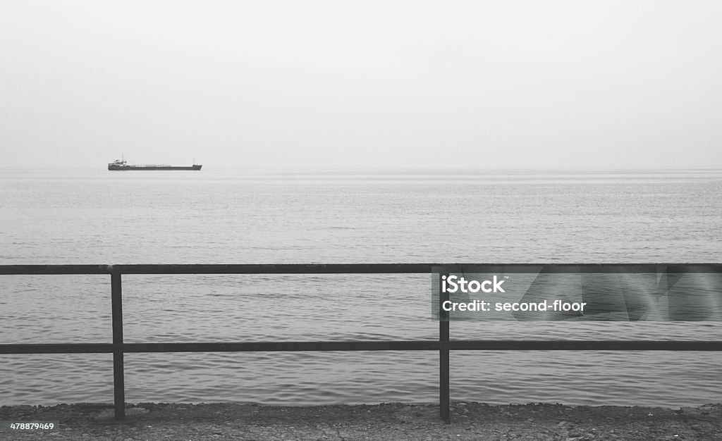 Monocromatico vista di Natante industriale in nero, mare, Crimea - Foto stock royalty-free di Acqua