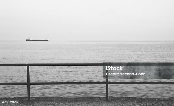 Monocromatico Vista Di Natante Industriale In Nero Mare Crimea - Fotografie stock e altre immagini di Acqua