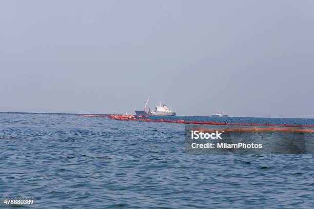 Масло Boom С Уборкой Лодки — стоковые фотографии и другие картинки Разлив нефти - Разлив нефти, Очистка, Химическое вещество