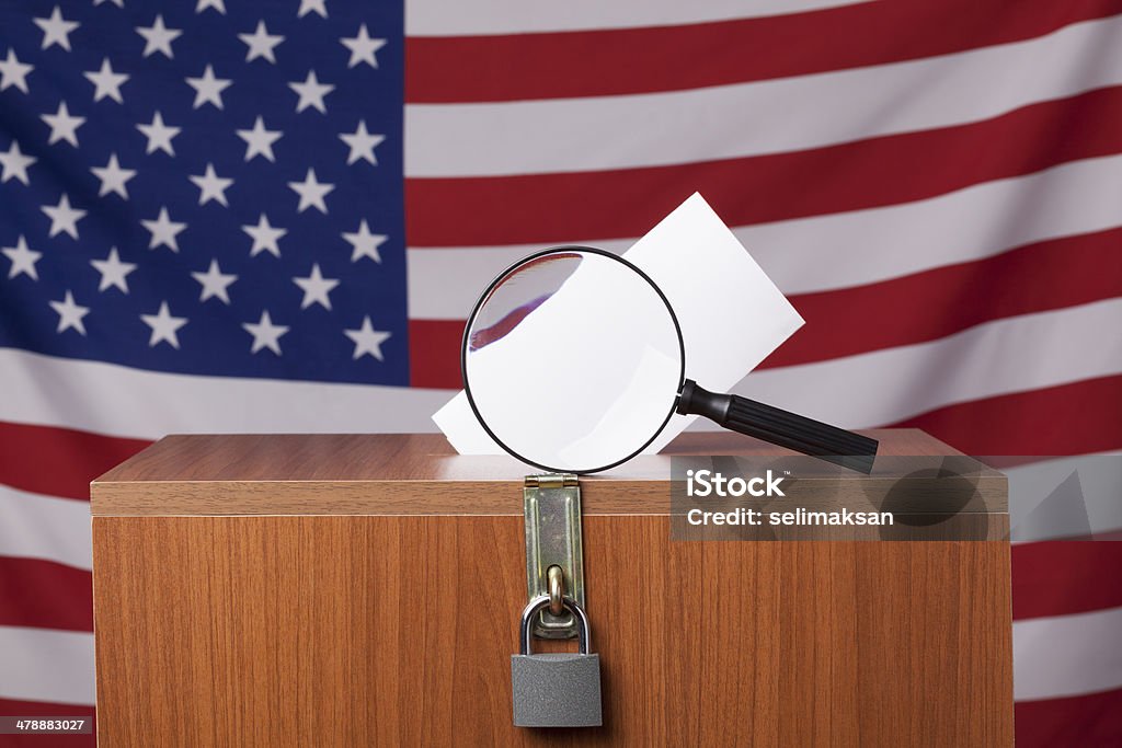 Magnfying vidrio en urnas antes de bandera estadounidense - Foto de stock de Lupa - Instrumento óptico libre de derechos