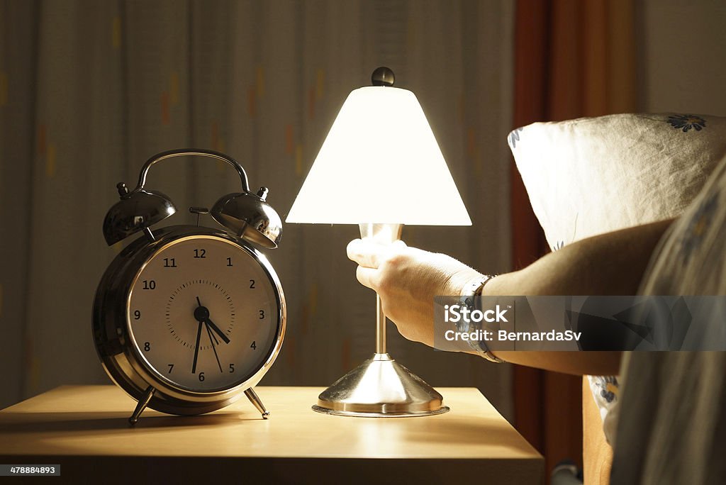 Salir de la cama por la noche - Foto de stock de Equipo de iluminación libre de derechos