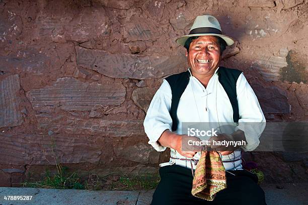Uomo Maglia Su Isola Di Taquile In Perù - Fotografie stock e altre immagini di Perù - Perù, Viso, Fatto a maglia