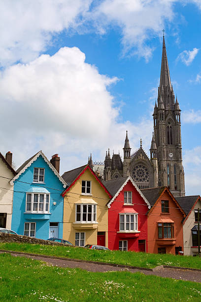 farbenfrohe häuser auf der straße in cobh, irland - verwaltungsbezirk county cork stock-fotos und bilder