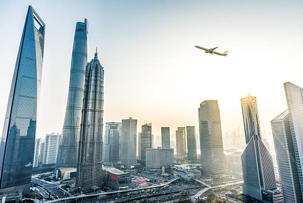 самолет летать через город - shanghai skyline night urban scene стоковые фото и изображения