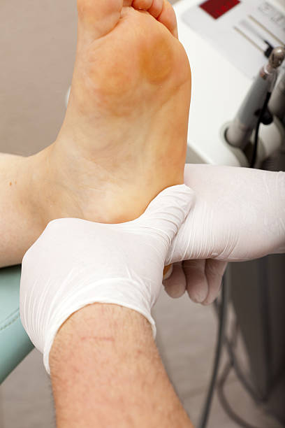 массаж ног в chiropodist - pedicure podiatrist human foot moisturizer стоковые фото и изображения