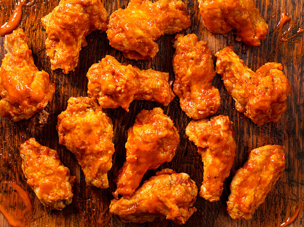 バッファローホット鶏の手羽先 - chicken wing spicy chicken wings chicken appetizer ストックフォトと画像