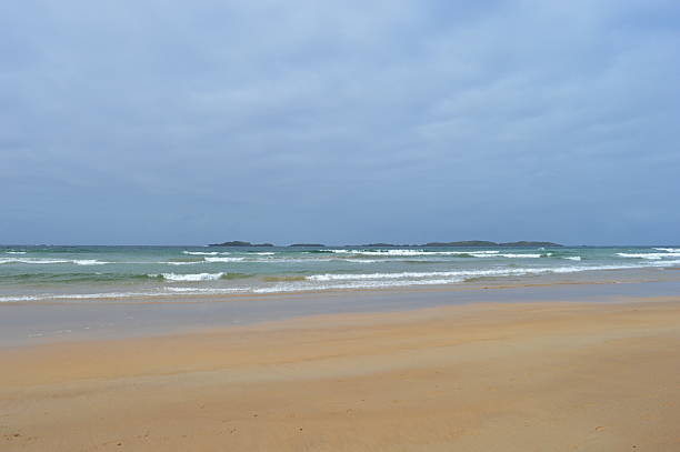 plage déserte - portrush photos et images de collection