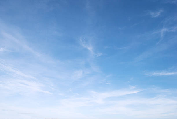 branco fofo nuvens no céu azul - lpn imagens e fotografias de stock