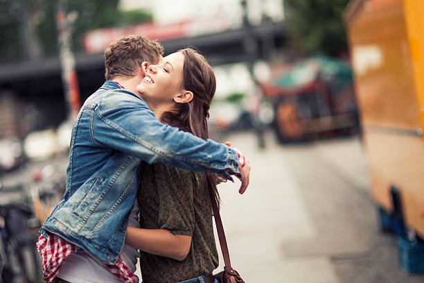 jeune couple dans la ville - warm welcome photos et images de collection