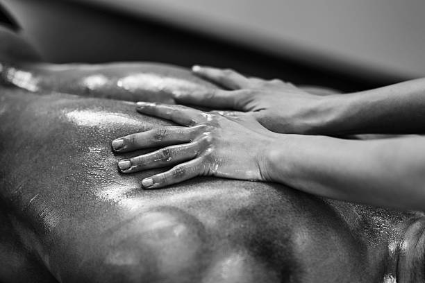 massage sportif-bas du dos - massage sensuel photos et images de collection