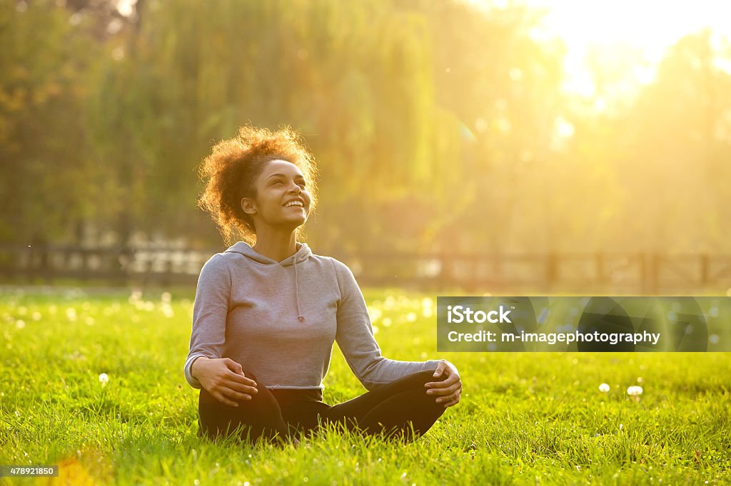 Glückliche junge Frau sitzt in yoga-position - Lizenzfrei Gesunder Lebensstil Stock-Foto