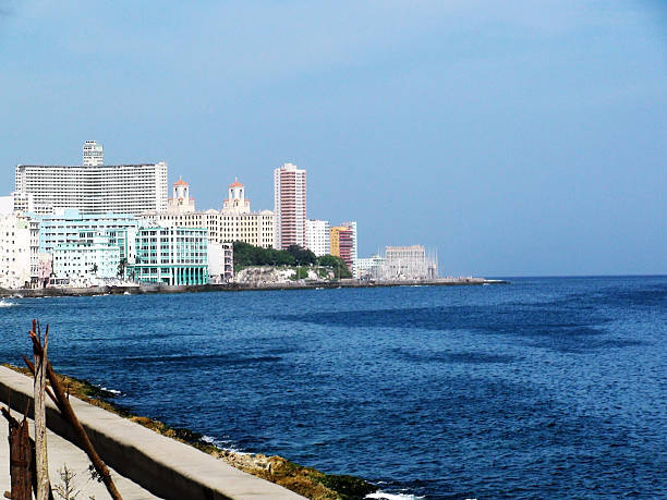 patrząc na panoramę z malecon stara hawana, kuba ‏ - capital cities retaining wall malecon coastline zdjęcia i obrazy z banku zdjęć