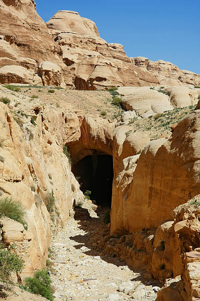 cave in the rocks, petra, jordanie - petra ancient civilization jordan cave photos et images de collection
