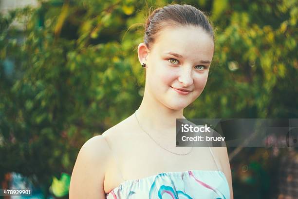 Retrato Del Rostro De Mujer Joven Hermosa Chica En Green Al Aire Libre Foto de stock y más banco de imágenes de Adulto