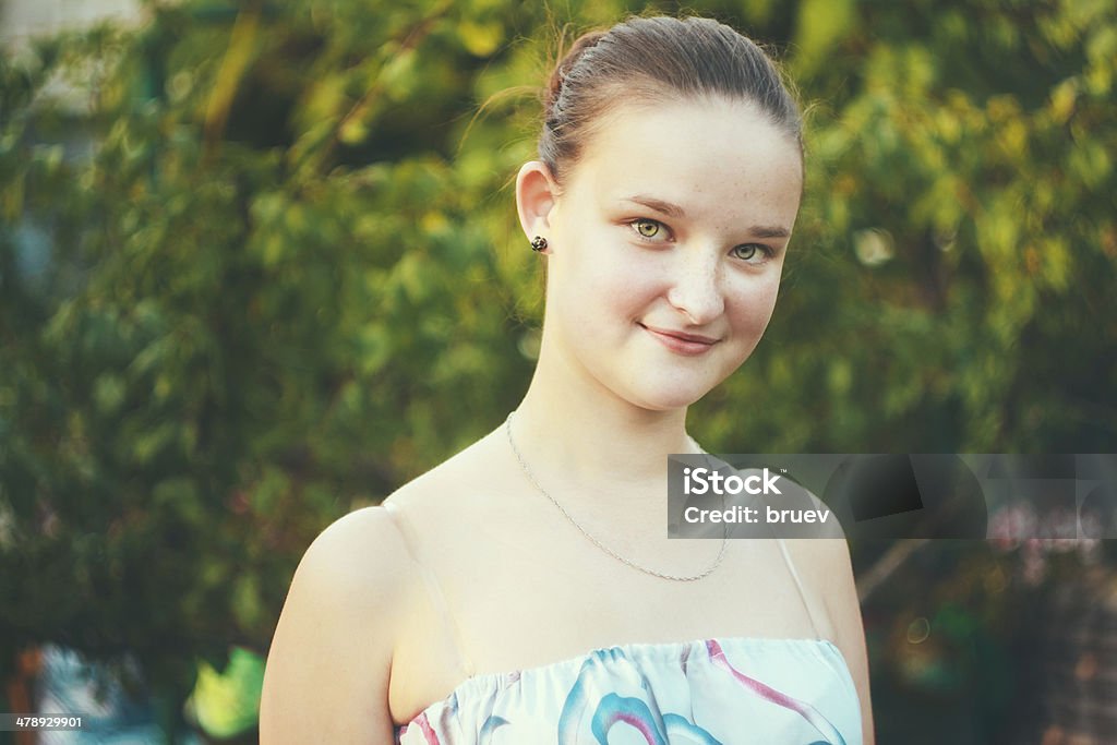 Retrato do rosto de mulher jovem e bela garota verde, ao ar livre - Foto de stock de Adulto royalty-free