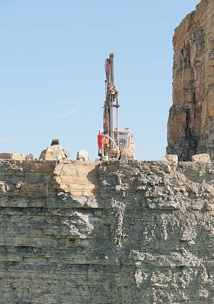 construcción de brocas de hélice - oil rig onshore drilling rig borehole fotografías e imágenes de stock
