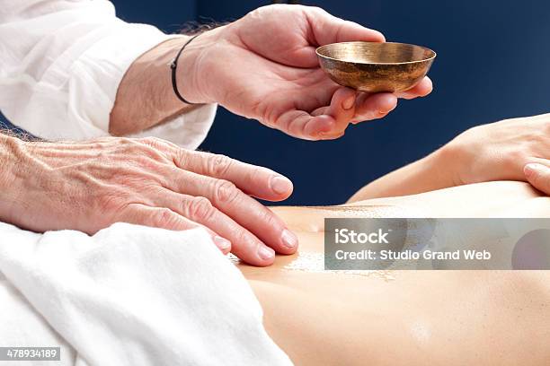Massaggio Rilassante Per Stimolare Pancreas E Lo Stomaco - Fotografie stock e altre immagini di Ombelico