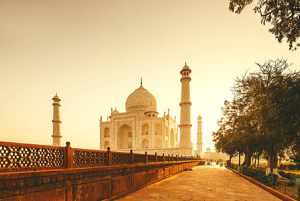 taj mahal atardecer, india - marble geometric shape spirituality travel destinations fotografías e imágenes de stock