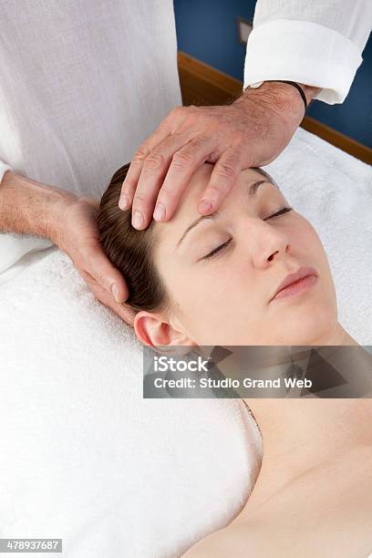 Stirn Oder Massage Im Spa Stockfoto und mehr Bilder von Alternative Behandlungsmethode - Alternative Behandlungsmethode, Ayurveda, Entspannung