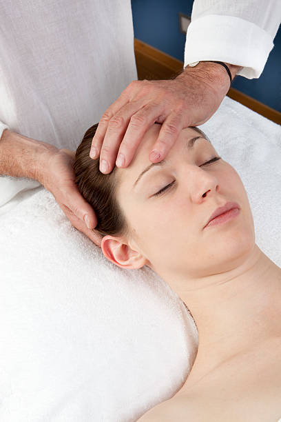 front massage au spa - hypnotist therapy alternative therapy alternative medicine photos et images de collection