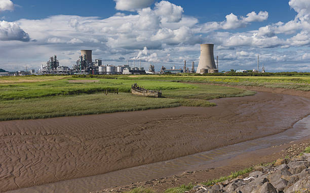 usina química, beck, e a apodrecer barco, paull, yorkshire. - humber river fotos - fotografias e filmes do acervo