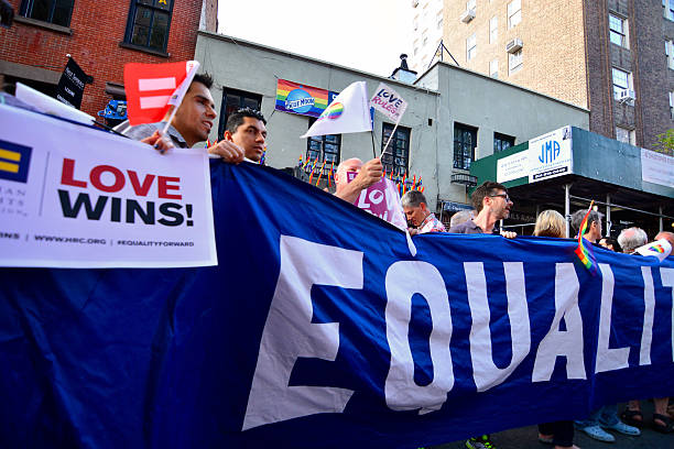 personnes célébrant de la communauté lgbt gay mariage droits de l'homme dans l'état de new york - homosexual gay man pride greenwich village photos et images de collection