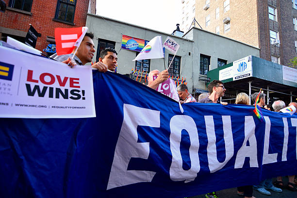 people celebrating lbgt гей брак прав человека в нью-йорке - homosexual gay man pride greenwich village стоковые фото и изображения