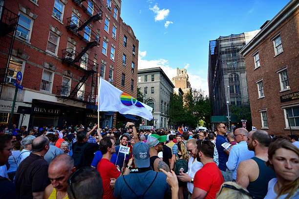 people celebrating lbgt гей брак прав человека в нью-йорке - homosexual gay man pride greenwich village стоковые фото и изображения