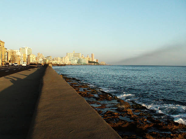 w hawanie na kubie malecon - capital cities retaining wall malecon coastline zdjęcia i obrazy z banku zdjęć