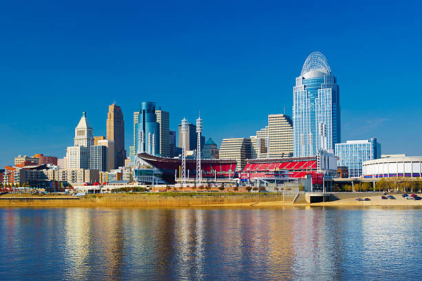 cincinnati estação do centro da cidade de horizonte, grande americana bola park e rio ohio - cincinnati imagens e fotografias de stock