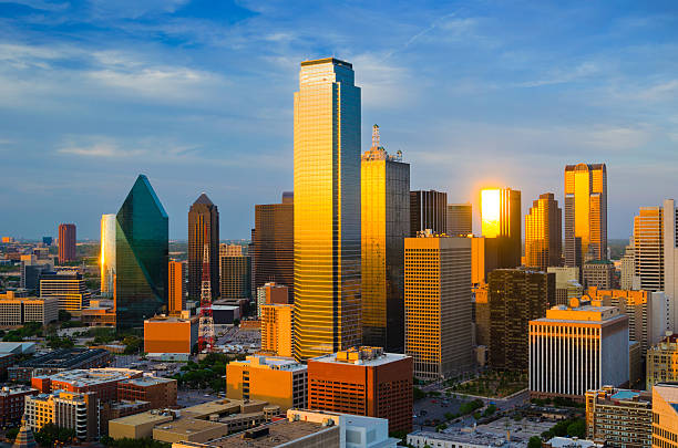 vista aérea do horizonte de dallas ao pôr-do-sol/golden horas - bank of america plaza - fotografias e filmes do acervo