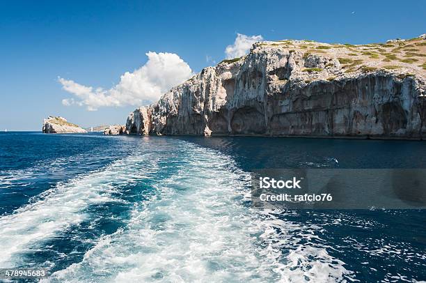 Isola In Mare Incoronate Parco Nazionale Croazia - Fotografie stock e altre immagini di Adagiarsi - Adagiarsi, Ambientazione esterna, Barca a vela