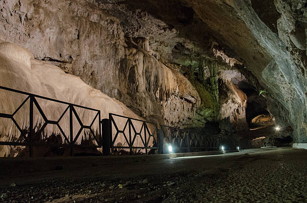 domusnovas, die grotta di san giovanni - giovanni boccaccio stock-fotos und bilder