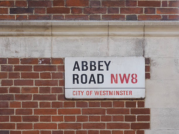 abbey road señal en londres - título del álbum fotografías e imágenes de stock