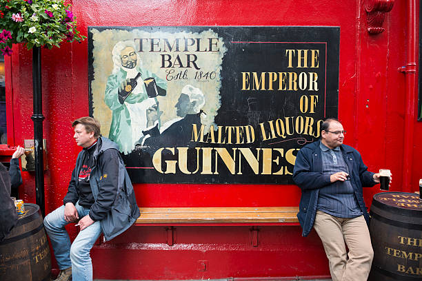 bebiendo cerveza en temple bar de dublín, irlanda - guinness fotografías e imágenes de stock