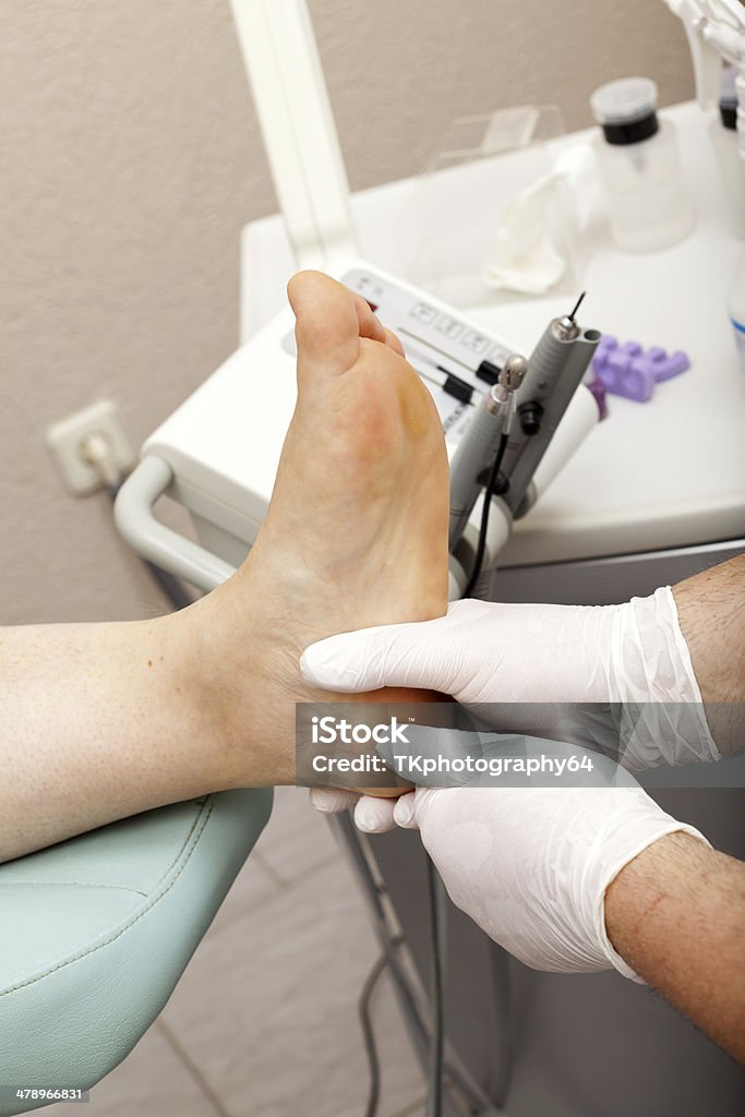 Massaggio ai piedi presso un chiropodist - Foto stock royalty-free di Ambulatorio medico