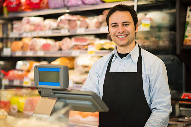 sorridente shopkeeper - meat supermarket butchers shop market foto e immagini stock
