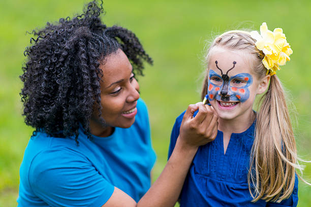 pintura de cara - schoolgirl little girls crayon human face fotografías e imágenes de stock