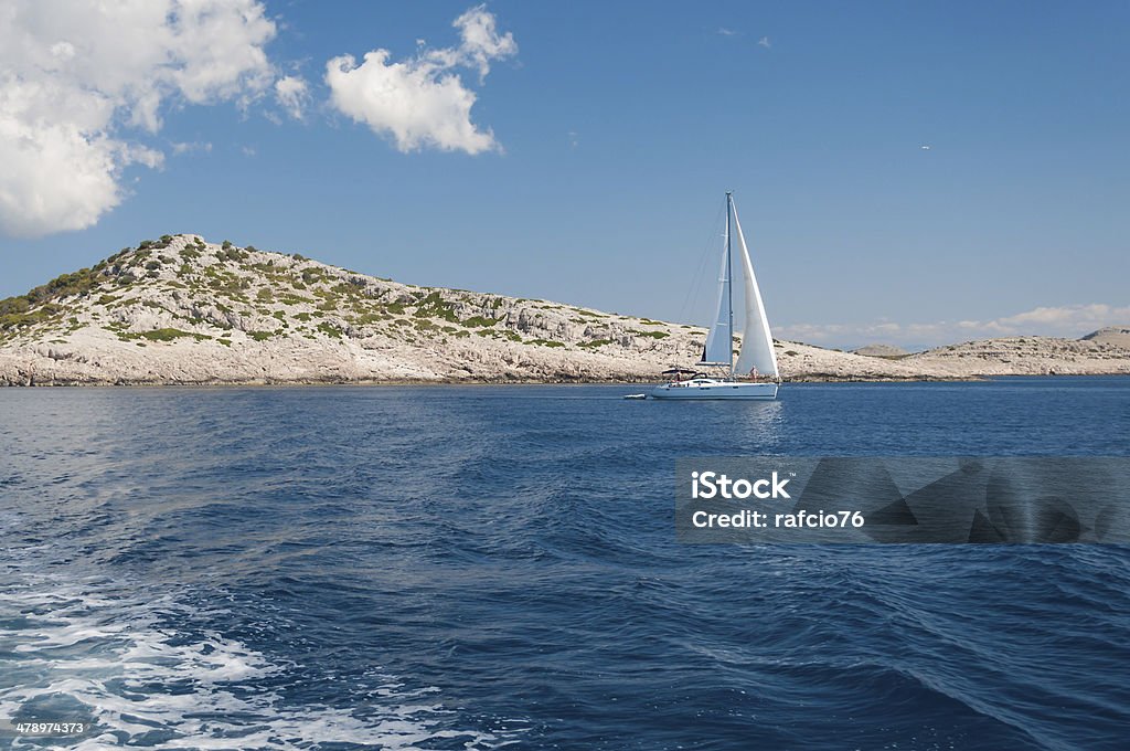 Biała łódź żaglowa, Kornati Narodowy Park, Chorwacja - Zbiór zdjęć royalty-free (Archipelag Kornati)