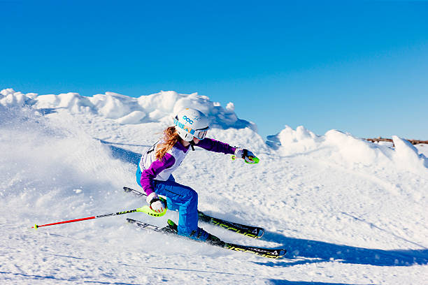 skieur slalom jeune femme de course dans la neige - monts cairngorm photos et images de collection