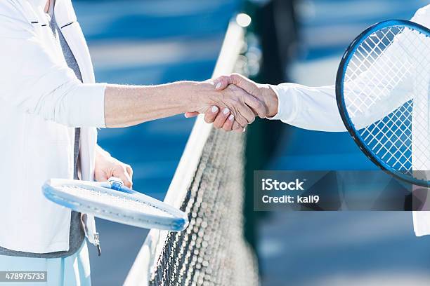 Tennis Spieler Beim Händeschütteln Stockfoto und mehr Bilder von Frauen - Frauen, Nur Frauen, Tenniskleidung