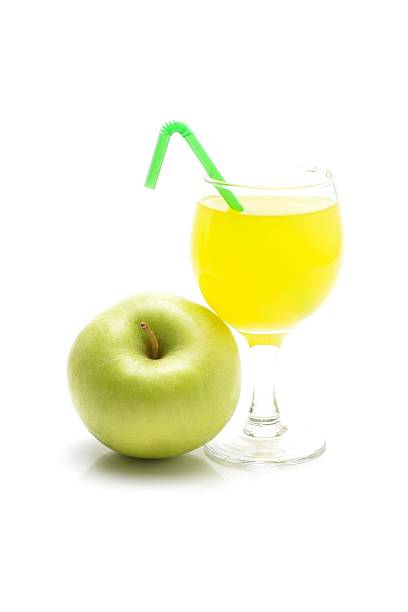 стакан зеленый apple сока изолиров�ан на белом фоне - granny smith apple стоковые фото и изображения