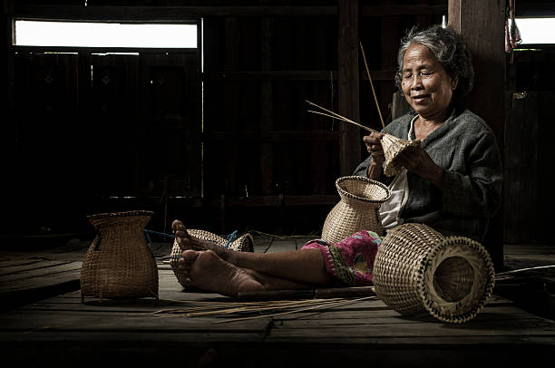 asiatische großmutter fisherman mit dem net - underdeveloped stock-fotos und bilder